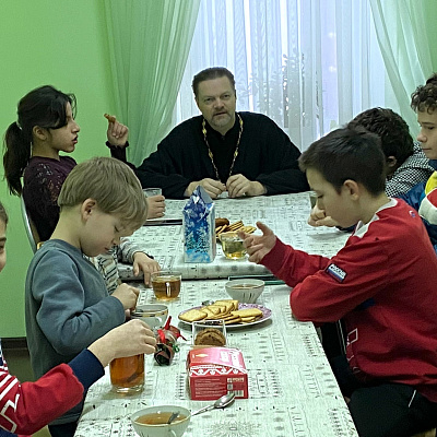 В Кстовском благочинии многодетная семья получила рождественские подарки от управляющего Нижегородской епархией