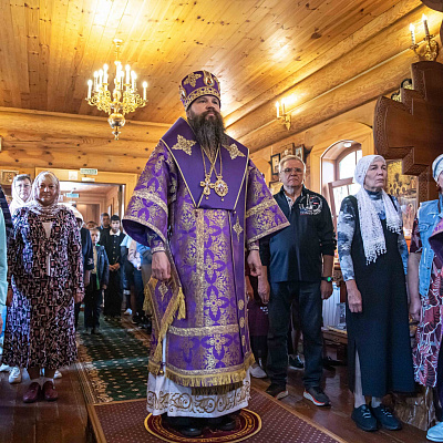 В престольный праздник в Крестовоздвиженском храме села Чернуха Лысковского округа епископ Иосия возглавил Божественную литургию