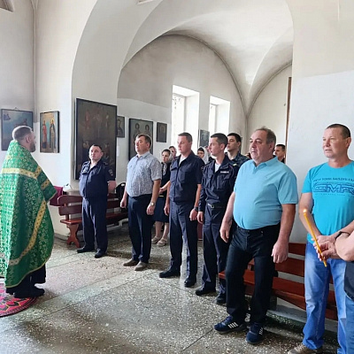 Сотрудники силовых структур поселка Тоншаева посетили Никольский храм в День семьи, любви и верности