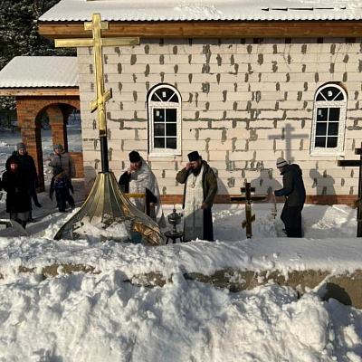 Освящение крестов и куполов в строящемся храме в честь Святого Духа в посёлке Тарасиха