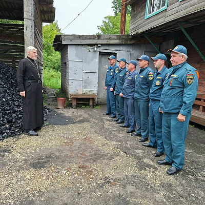 Священник Варнавинского благочиния посетил пожарно-спасательную часть поселка Варнавино