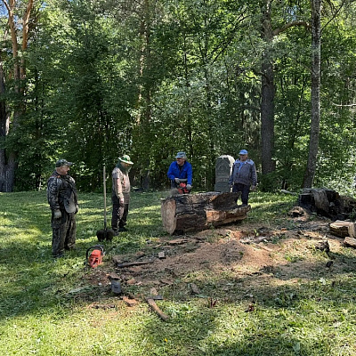В селе Знаменское Воскресенского благочиния прошел субботник по уборке территории вокруг колокольни Знаменской церкви