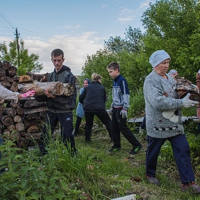 Православные добровольцы Шарангского благочиния провели трудовую акцию в селе Большое Устинское