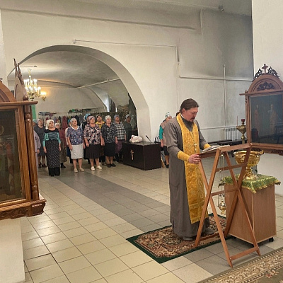 В храме Пресвятой Живоначальной Троицы поселка Шаранга чествовали волонтеров, плетущих маскировочные сети