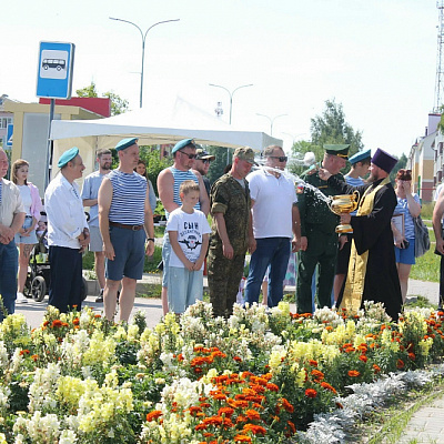 Благочинный Семеновского округа принял участие в митинге, посвященном Дню ВДВ