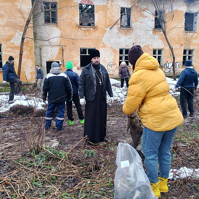 В поселке Истомино Балахнинского благочиния проведена уборка территории, предназначенной для строительства храма