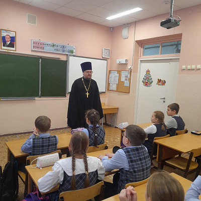 Помощник благочинного Автозаводского округа провел для учащихся школы №137 уроки по основам православной культуры