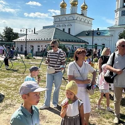 Благочинный Борского округа освятил детскую площадку на территории комплекса «Сергиевская слобода»