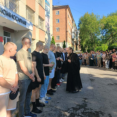 Помощник благочинного Нагорного округа напутствовал призывников перед отправкой на срочную военную службу