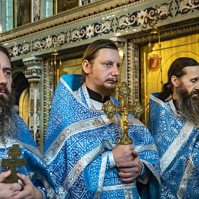 25 сентября, в Неделю 15-ю по Пятидесятнице, в день Отдания праздника Рождества Пресвятой Богородицы, в кафедральном соборе Феодоровской иконы Божией Матери города Городца состоялось архиерейское богослужение