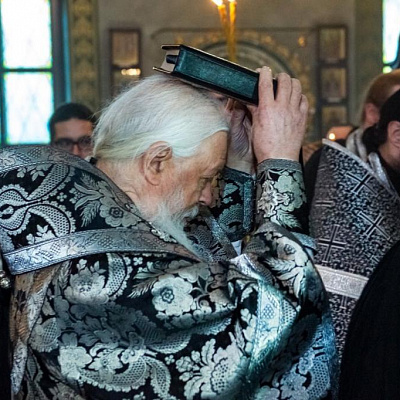 В Великий Пяток епископ Августин совершил вечерню с выносом Плащаницы Спасителя в Городецком Феодоровском мужском монастыре