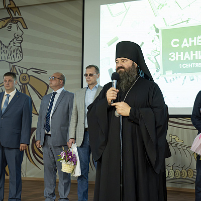 В День знаний епископ Городецкий и Ветлужский Парамон принял участие в линейке в Городецком губернском колледже