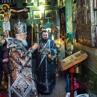 В Великий Пяток епископ Августин совершил вечерню с выносом Плащаницы Спасителя в Городецком Феодоровском мужском монастыре
