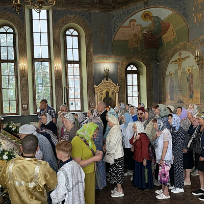 Храм Пресвятой Живоначальной Троицы города Заволжья встретил ковчег с частицей мощей святого праведного Алексия Бортсурманского