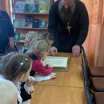 Настоятель церкви Казанской иконы Божией Матери с. Бриляково совместно с библиотекарями СИБЦ провёл православный час «Азбука, прошедшая через века»