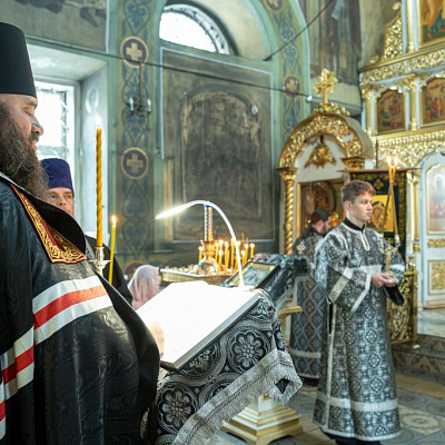 В понедельник первой седмицы Великого поста епископ Городецкий и Ветлужский Парамон совершил Великое повечерие с чтением покаянного канона прп. Андрея Критского в Городецком кафедральном соборе Покрова Пресвятой Богородицы