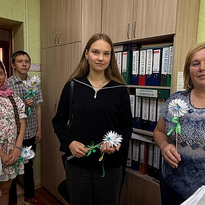 Добровольцы молодежного актива Шарангского благочиния поздравили жителей Шаранги с Днем семьи, любви и верности