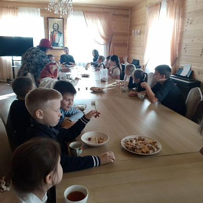 Помощник благочинного Приокского округа провел экскурсию по храму для третьеклассников школы №131