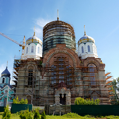 Епископ Городецкий и Ветлужский Парамон сослужил Главе Нижегородской митрополии на первой Божественной литургии в Троицком соборе Выксунского Иверского монастыря со времени закрытия обители