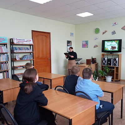 Познавательный час «День православной книги» в Шарангской детской библиотеке