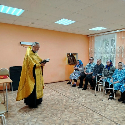 Настоятель храма Казанской иконы Божией Матери села Роженцово Шарангского округа посетил дом-интернат для престарелых и инвалидов