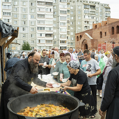 В день престольного праздника епископ Городецкий и Ветлужский Парамон совершил первую Божественную литургию в строящемся храме святых первоверховных апостолов Петра и Павла в г. Заволжье