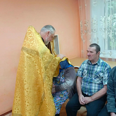 Настоятель храма Казанской иконы Божией Матери села Роженцово Шарангского округа посетил дом-интернат для престарелых и инвалидов