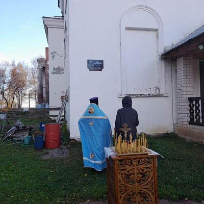 На фасаде Воскресенского собора поселка Воскресенское установлена мемориальная доска в память о репрессированном священнике Иоанне Кармазинском