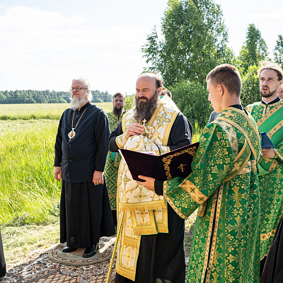 Епископ Парамон совершил чин освящения стелы с изображением иконы преподобного Варнавы Ветлужского