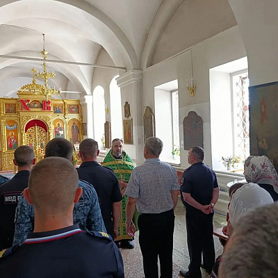 Сотрудники силовых структур поселка Тоншаева посетили Никольский храм в День семьи, любви и верности