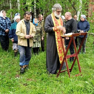 Богослужение у руинированного храма в селе Успенское Семеновского благочиния