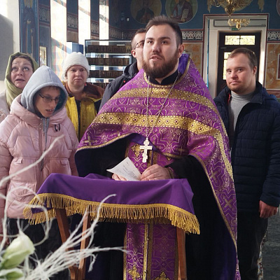 Подопечные центра реабилитации подростков с ограниченными возможностями посетили главный храм Московского благочиния