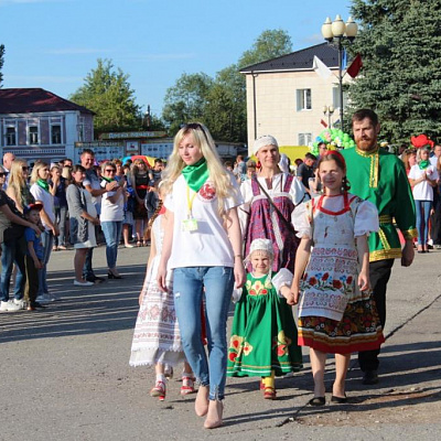 Праздничная программа «Всё начинается с любви» в Семенове