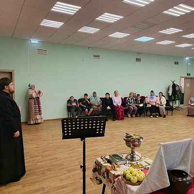 Помощник Воскресенского благочинного по миссионерской деятельности поздравил жителей поселка Шеманиха с праздником Преображения