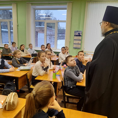 Помощник благочинного Автозаводского округа провел для учащихся школы №137 уроки по основам православной культуры