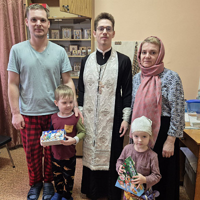 Помощник благочинного Нагорного округа поздравил юных пациентов в нижегородских детских больницах