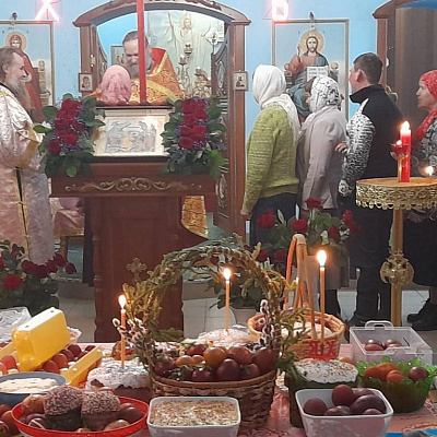 В Пасхальную ночь с 15 на 16 апреля настоятель храма в честь Рождества Пресвятой Богородицы с. Хохлома совершил Пасхальную Заутреню и Божественную Литургию