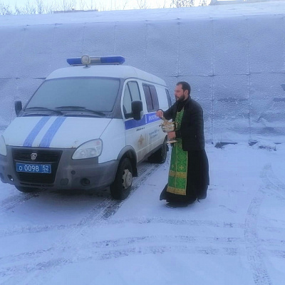 Клирик Воскресенского благочиния Нижегородской епархии провел духовную беседу с сотрудниками ГАИ и освятил их технику
