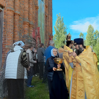 В руинированном Симеоновском храме села Развилье Борского района совершена Божественная литургия