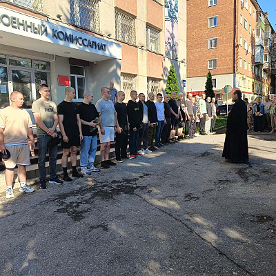 Помощник благочинного Нагорного округа напутствовал призывников перед отправкой на срочную военную службу