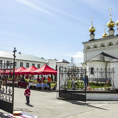 7.05.2016-Пасхальная ярмарака в Городецком Феодоровском мужском монастыре. Фото Сергея Багрецова.