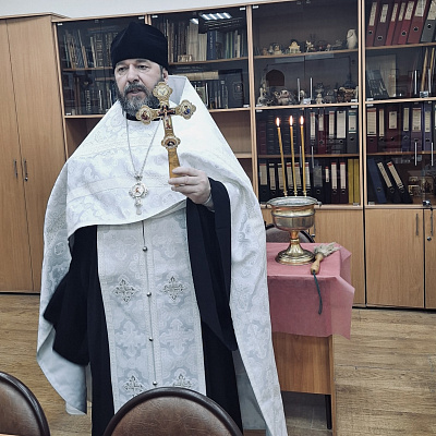 Клирик Нижегородского благочиния освятил нижегородскую гимназию №13