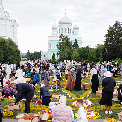 Управляющий Нижегородской епархией возглавил в Дивеевском монастыре утреню с чином погребения плащаницы Божией Матери