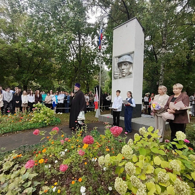 Настоятель храма Вознесения Господня в поселке Ковернино поздравил школьников с Днем знаний