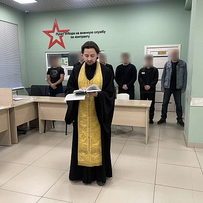 Помощник благочинного Московского округа благословил добровольцев перед отправкой в зону специальной военной операции