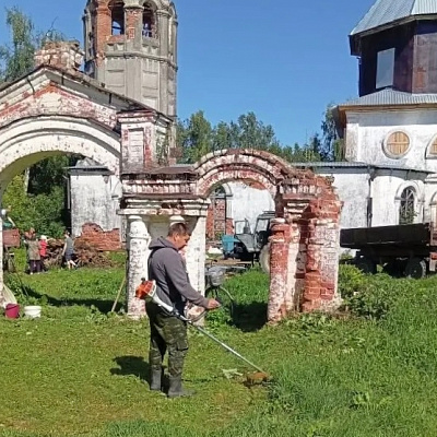 В селе Дресвищи Сокольского благочиния прошел субботник на территории частично разрушенного Никольского храма