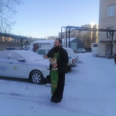 Клирик Воскресенского благочиния Нижегородской епархии провел духовную беседу с сотрудниками ГАИ и освятил их технику