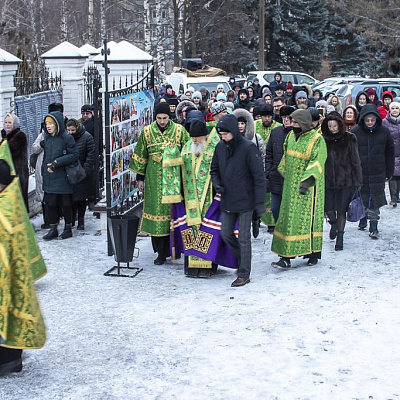 Епископ Городецкий и Ветлужский Августин возглавил традиционный Александро-Невский крестный ход по Городцу