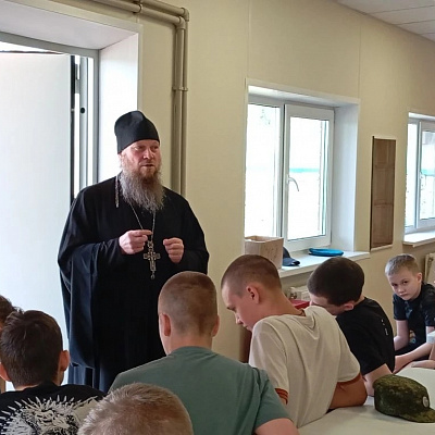 Клирик Приокского благочиния провел духовную беседу с воспитанниками лагеря «Хочу стать десантником»