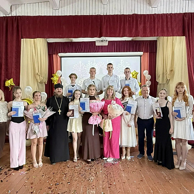 Священник Ветлужско-Уренского благочиния поздравил выпускников Ветлужской школы №1